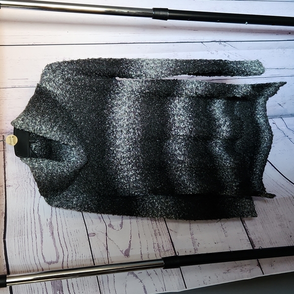 Elle black/gray/white shimmery cow neck sweater size small - Picture 1 of 4